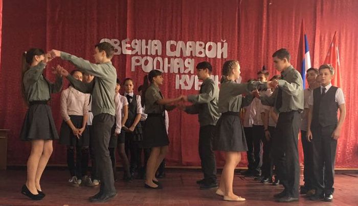 Танец в исполнении ребят 8 класса