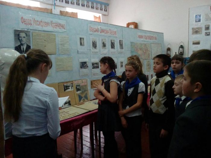 Ученики 5 класса пришли на экскурсию в школьный музей "Возрождение"