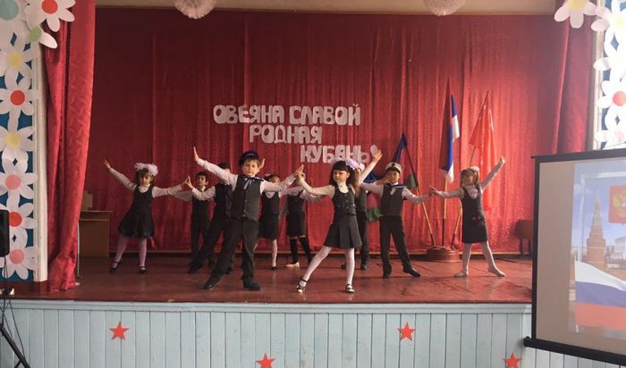Танцуют ученики 2 класса.,классный руководитель Пугачёва Е.Н.