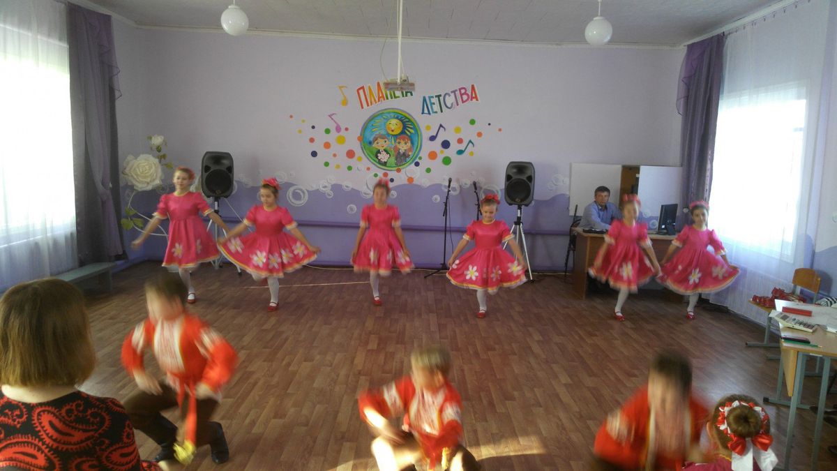 Танцевальная группа "Вдохновение" исполняет танец "Варенька"