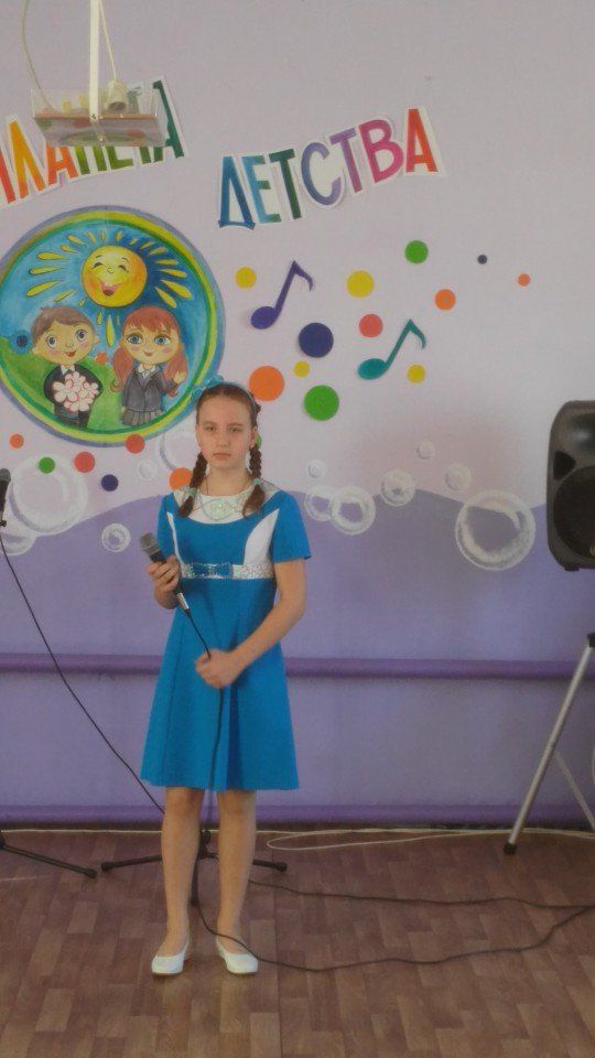 В исполнении  ученицы 8 класса Мизера Елизаветы прозвучала песня "Моя Россия"